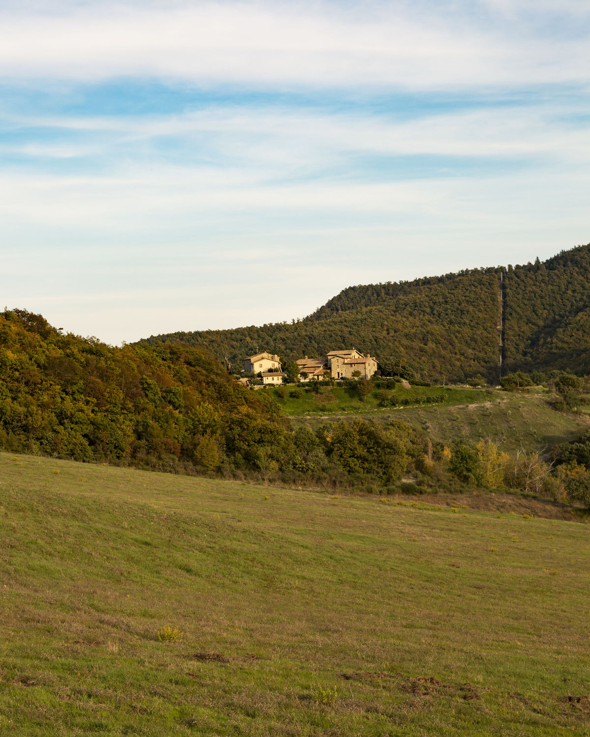 Il borgo di Santa Cecilia tra i boschi delle colline di Montelovesco