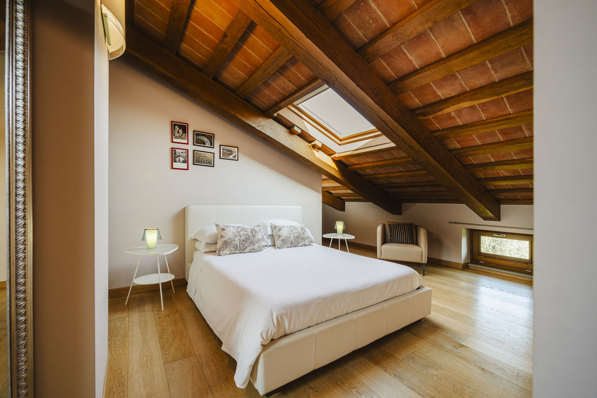 Una camera del borgo con il soffitto in travi di legno