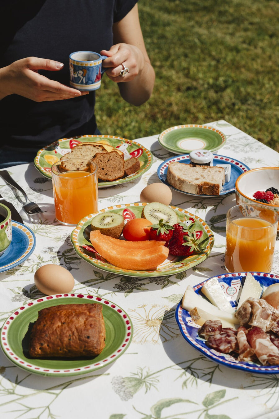 La colazione servita all'aperto in tenuta