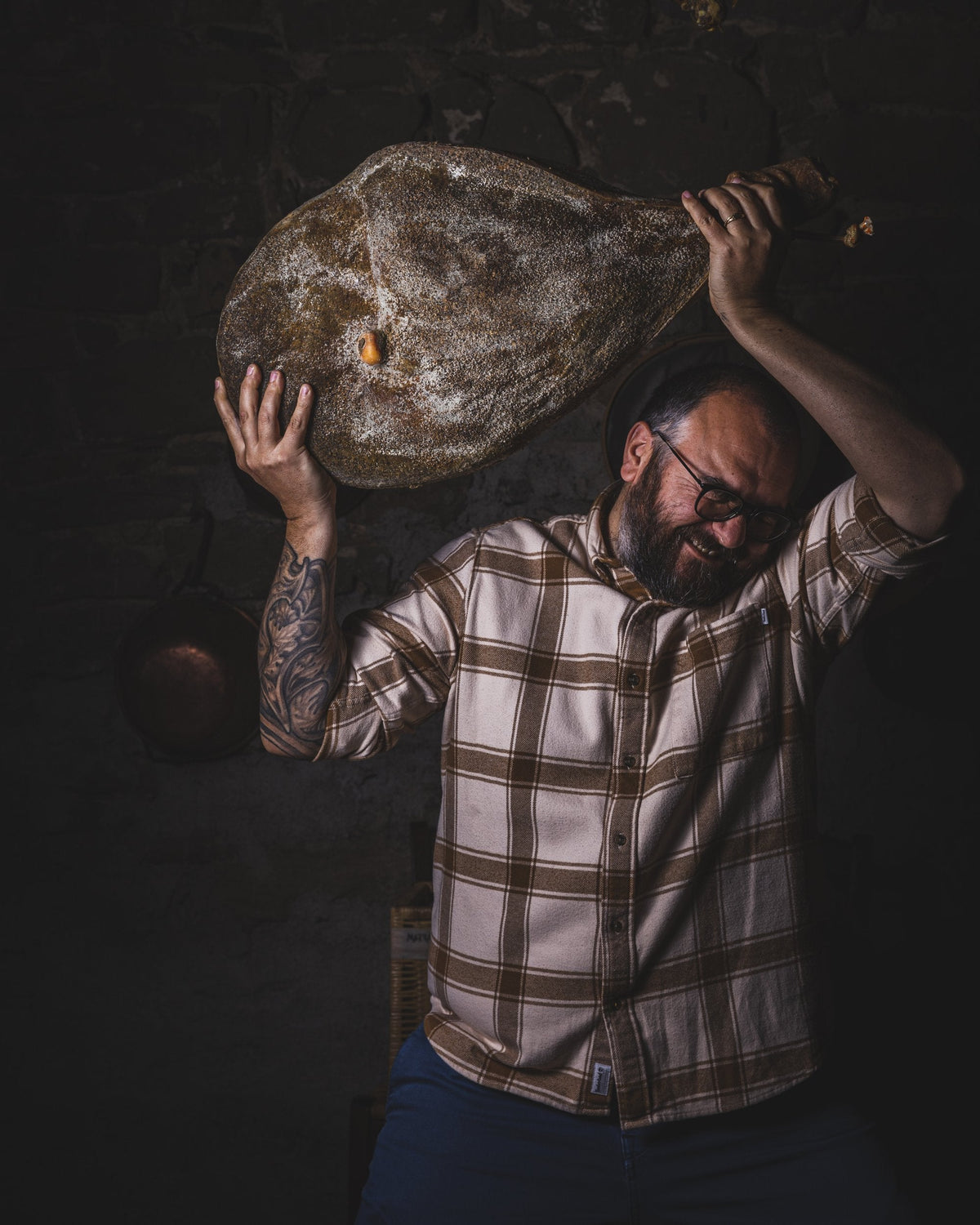 Giuseppe Onorato con un prosciutto intero in cantina